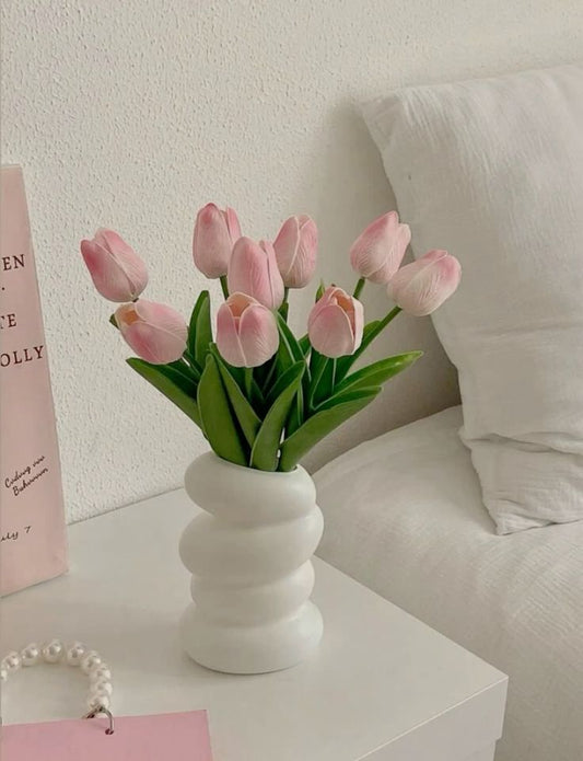 Florero con tulipanes rosa